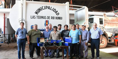 Entrega de cajas de herramientas de electricidad y mecánica a personal del taller municipal. 